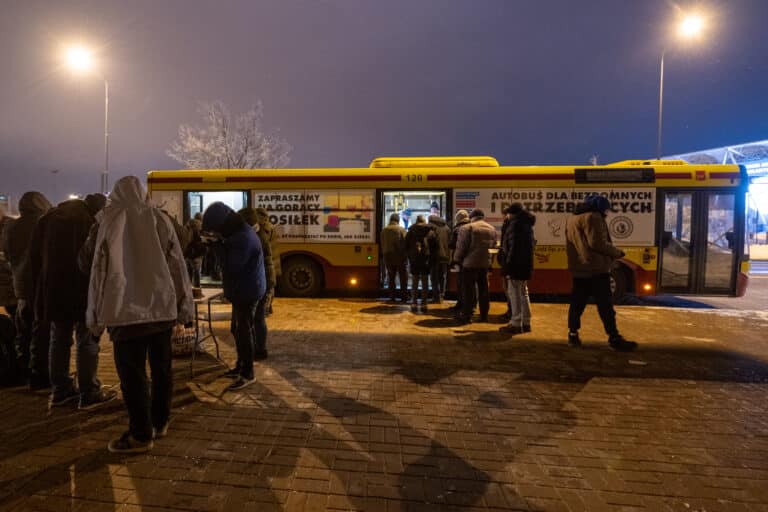 Autobus dla bezdomnych w Łodzi rozwiózł tej zimy kilka tysięcy litrów gorącej zupy