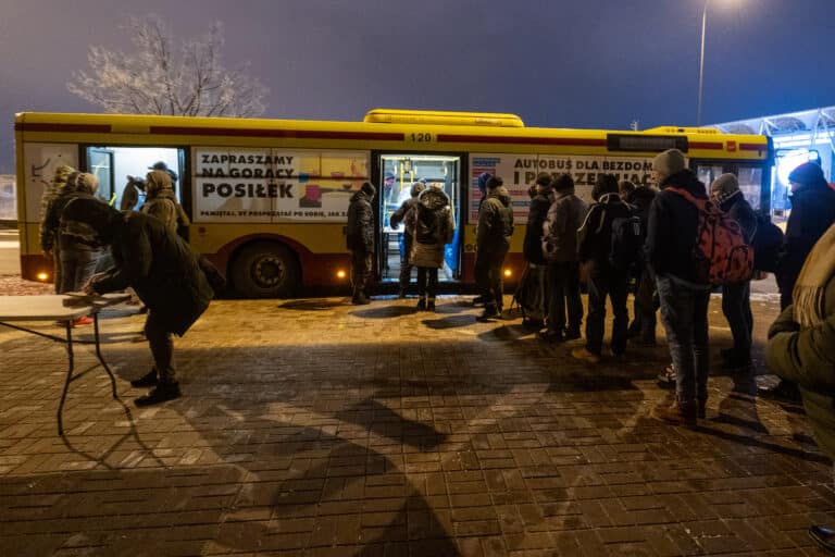 Autobus dla bezdomnych w Łodzi rozwiózł tej zimy kilka tysięcy litrów gorącej zupy