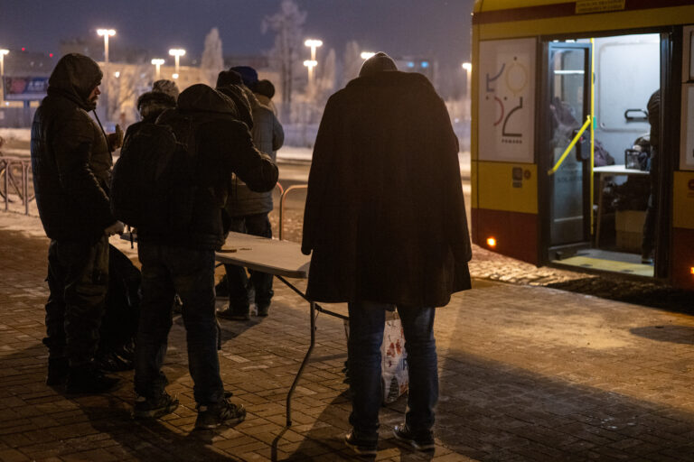 Autobus dla bezdomnych w Łodzi rozwiózł tej zimy kilka tysięcy litrów gorącej zupy