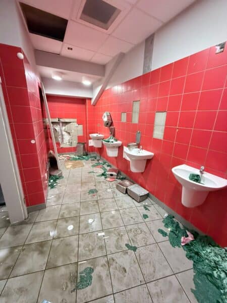 Kibice lecha poznań zdewastowali toalety