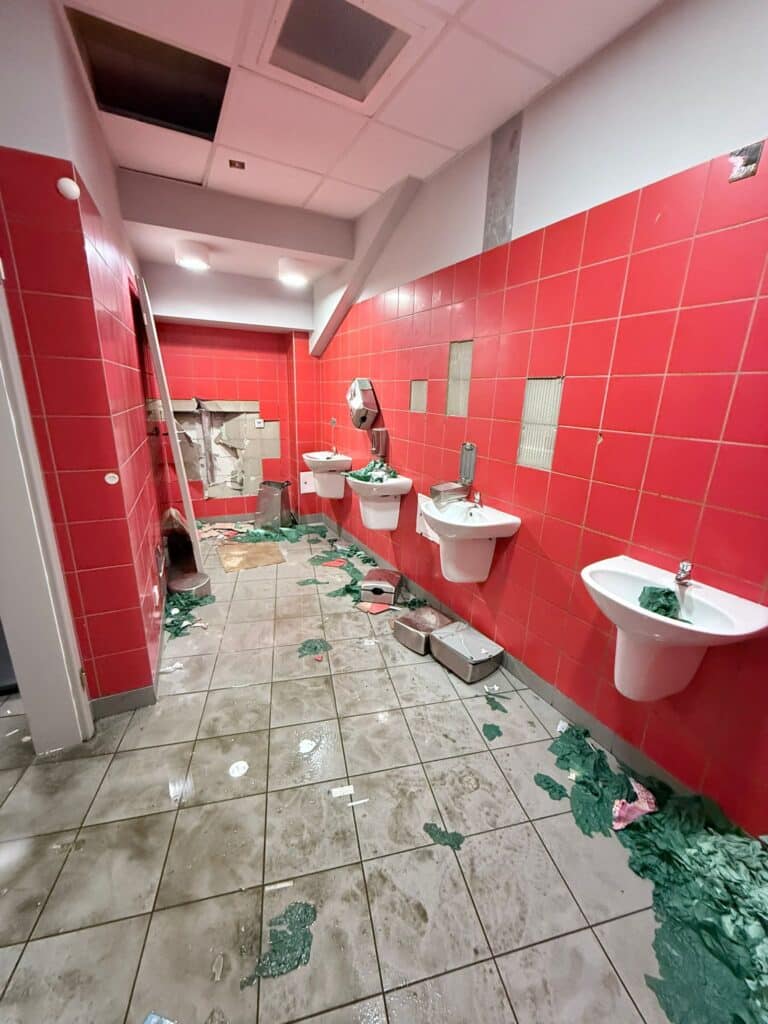 Kibice lecha poznań zdewastowali toalety