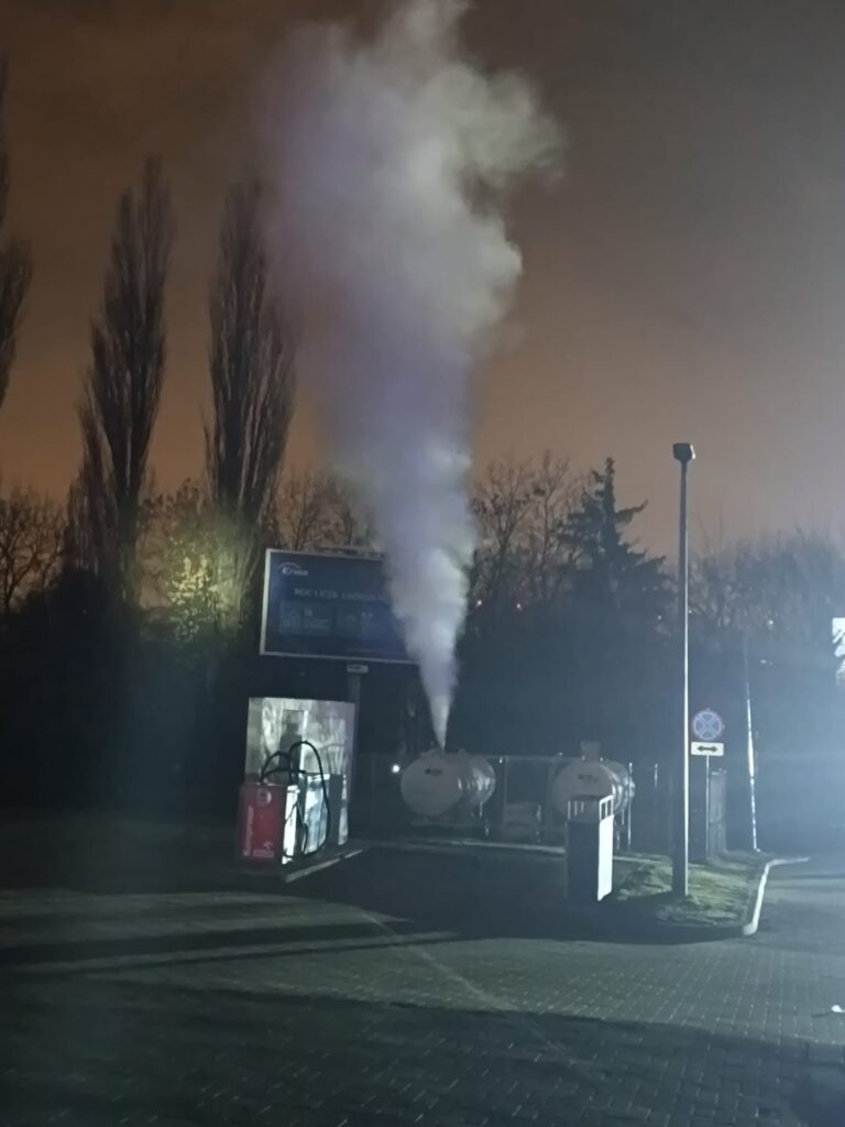 Wyciek gazu na stacji benzynowej w łodzi