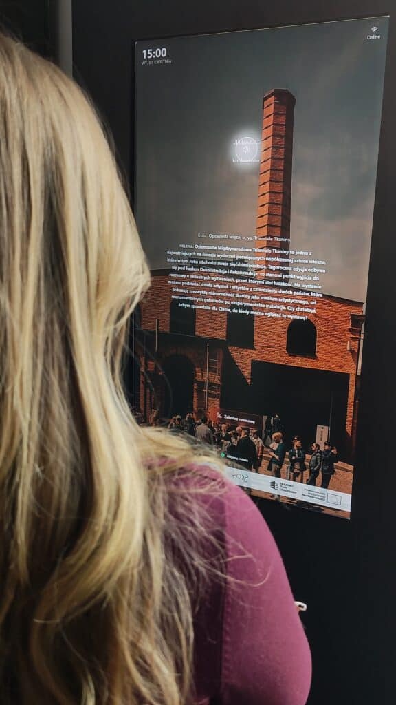 Wirtualna przewodniczka helena w muzeum włókiennictwa w łodzi