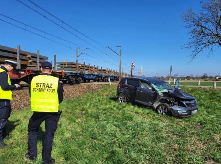 Zderzenie pociągu z samochodem w Piotrowie