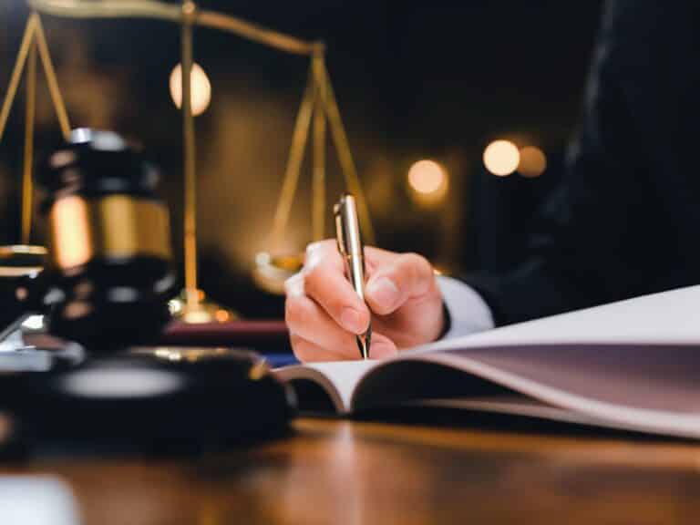 Sąd może skazać mężczyzn nawet na 10 lat za rozlanie kwasu masłowego