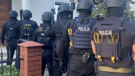 Fikcyjne szkoły i fałszywe legitymacje szkolne