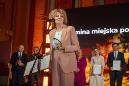 Hanna zdanowska odbiera nagrodę w toruniu