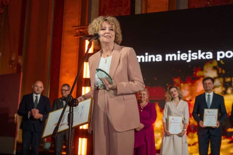 Hanna zdanowska odbiera nagrodę w toruniu