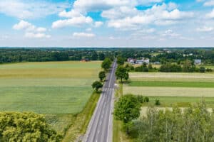 Nowa nawierzchnia na drodze kamień–antoniówka w ciągu dw 713