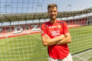 Marek Hanousek znów w Widzewie Łódź. „Profesor” wraca do domu w podwójnej roli Marek hanousek w barwach widzewa łódź podczas ligowego spotkania