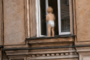 3-latek na parapecie okna na 3. Piętrze kamienicy