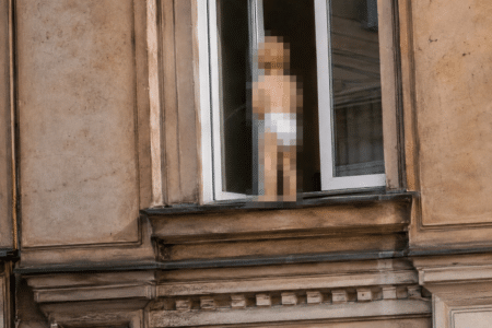 3-latek na parapecie okna na 3. Piętrze kamienicy
