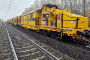 Maszyna układa nowe szyny i podkłady na szlaku zduńska wola karsznice - poddębice