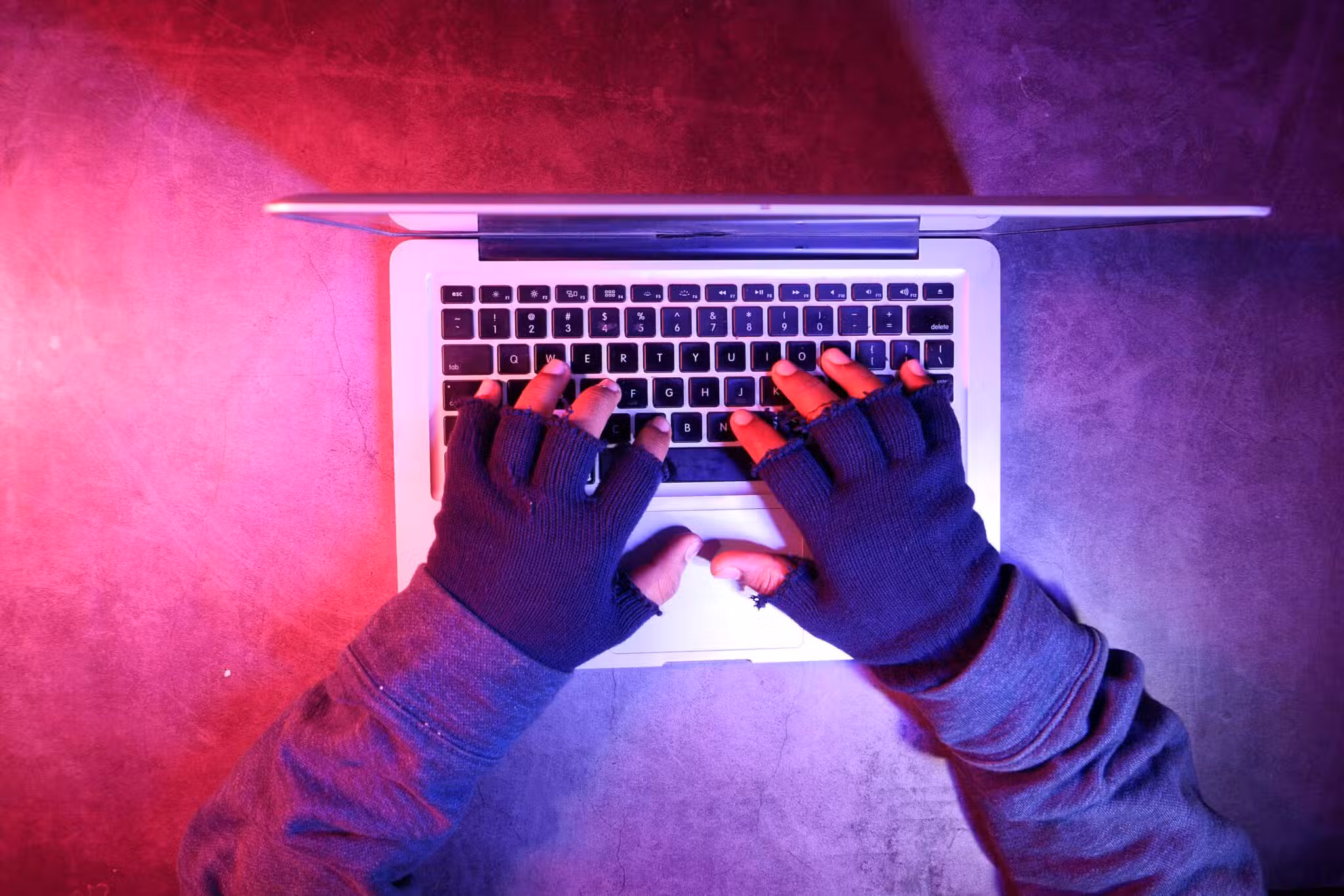Oszustwa internetowe i pranie pieniędzy
