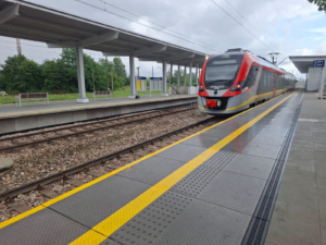 Modernizacja stacji tomaszów mazowiecki  nowe perony i przejście podziemne
