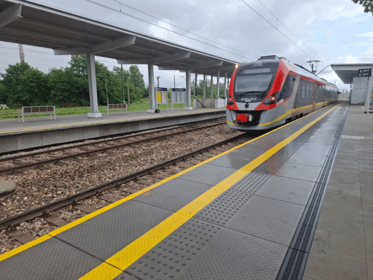 Modernizacja stacji tomaszów mazowiecki  nowe perony i przejście podziemne