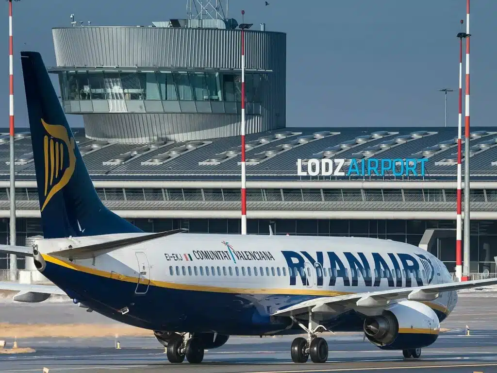 Statystyki lotniska w Łodzi. Rekordowe półrocze i blisko 229 tys. pasażerów 1 Samolot pasażerski na płycie lotniska w łodzi